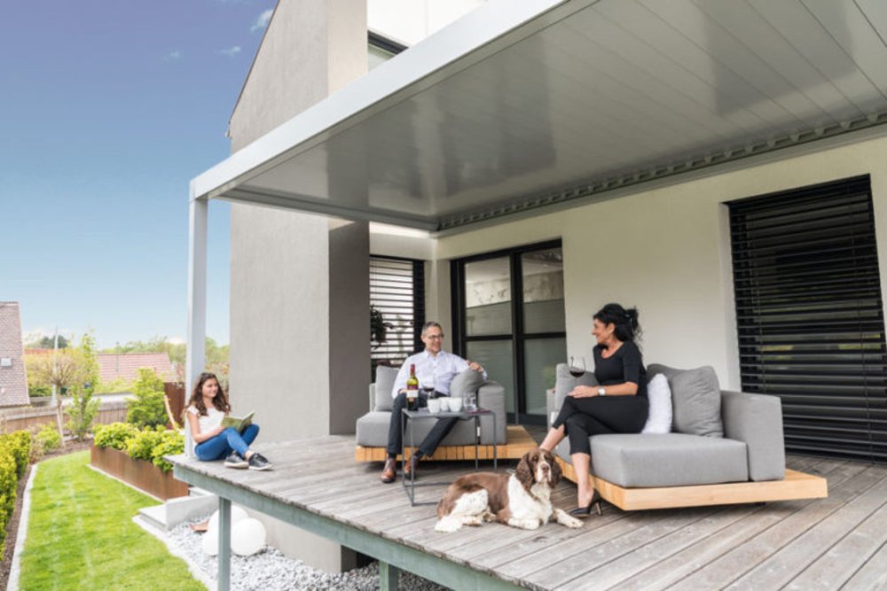 Lamellendach aus Aluminium – stilvolle Terrassenüberdachung für Sonnen- und Wetterschutz am modernen Wohnhaus