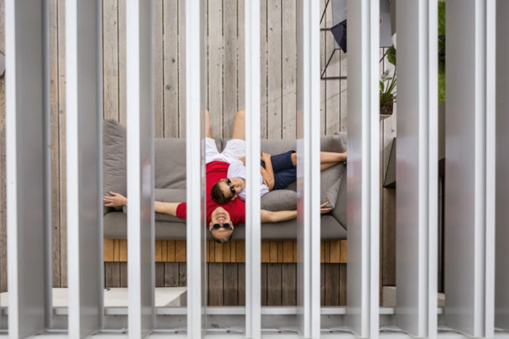 Lamellendach mit verstellbaren Aluminiumlamellen – moderner Sonnenschutz für Terrasse und Lounge-Bereich